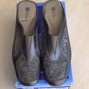 White Mountain Women's Olive Gold Lace Print Shoes Size 10M